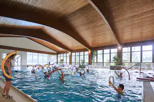 Camping Münstertal - Wassergymnastik im Hallenbad des Campingplatzes