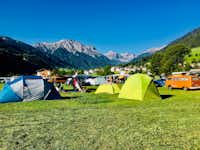 Camping Muglin - Übersicht auf das gesamte Campingplatz Gelände  mit Blick auf die Berge