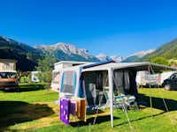 Camping Muglin - Wohnmobil- und  Wohnwagenstellplätze  auf der Wiese mit Blick auf die Berge