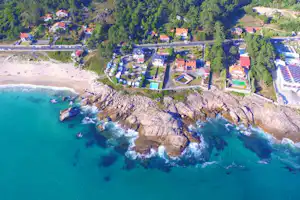 Camping Muiñeira - Campingplatz an der Atlantikküste von Spanien aus der Vogelperspektive