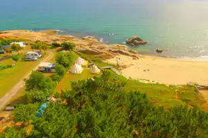 Camping Muiñeira - Luftaufnahme vom Stellplatz auf dem Campingplatz mit direktem Zugang zum Strand