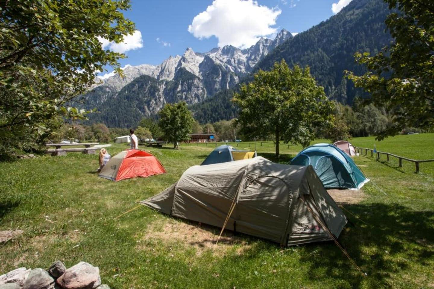 Camping Mulina  -  Zeltstellplätze auf grüner Wiese mit Blick auf die Berge