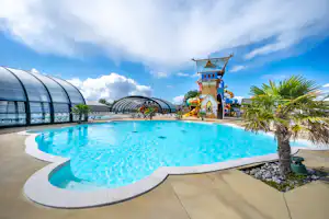 Camping Municipal Champ de Course - Blick auf das Freibad auf dem Campingplatz