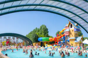 Camping Municipal Champ de Course - Blick auf das Freibad mit Wasserrutschen
