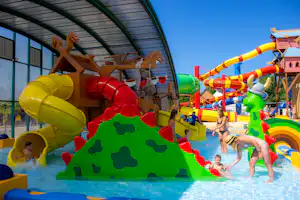 Camping Municipal Champ de Course - Spielbereich im Freibad