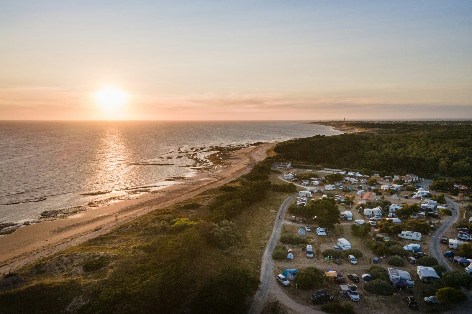 CAMPING LA COMBE À L'EAU - ILE DE RÉ  - Luftaufnahme des Campingplatzes bei Sonnenuntergang