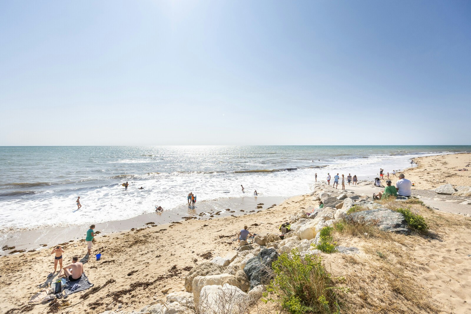 CAMPING LA COMBE À L'EAU - ILE DE RÉ - Blick auf den felsigen Strand am Campingplatz
