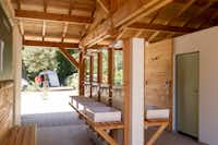 Camping Huttopia Ars-en-Ré - Innenansicht des Sanitärgebäudes