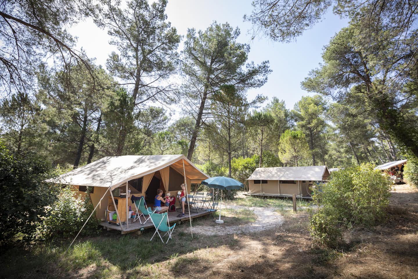 Camping Huttopia Ars-en-Ré - Safarizelt-Mietunterkünfte im Halbschatten unter Bäumen
