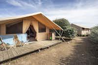 Camping Huttopia Ars-en-Ré - Safarizelt-Mietunterkunft mit überdachter Terrasse, Campingstühlen und Gasherd-Kochplatten