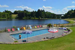 Camping Municipal d' Arfeuille - Poolbereich am See auf dem Campingplatz