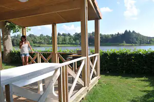 Camping Municipal d' Arfeuille - Mobilheim mit Terrasse mit Blick auf den See