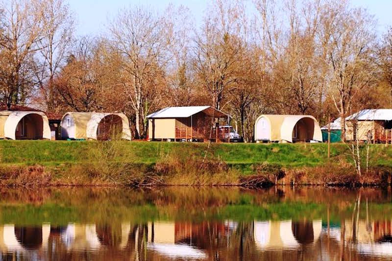 Camping Municipal de l' Île de Bidounet  -  Mobilheime vom Campingplatz am Ufer des Flusses