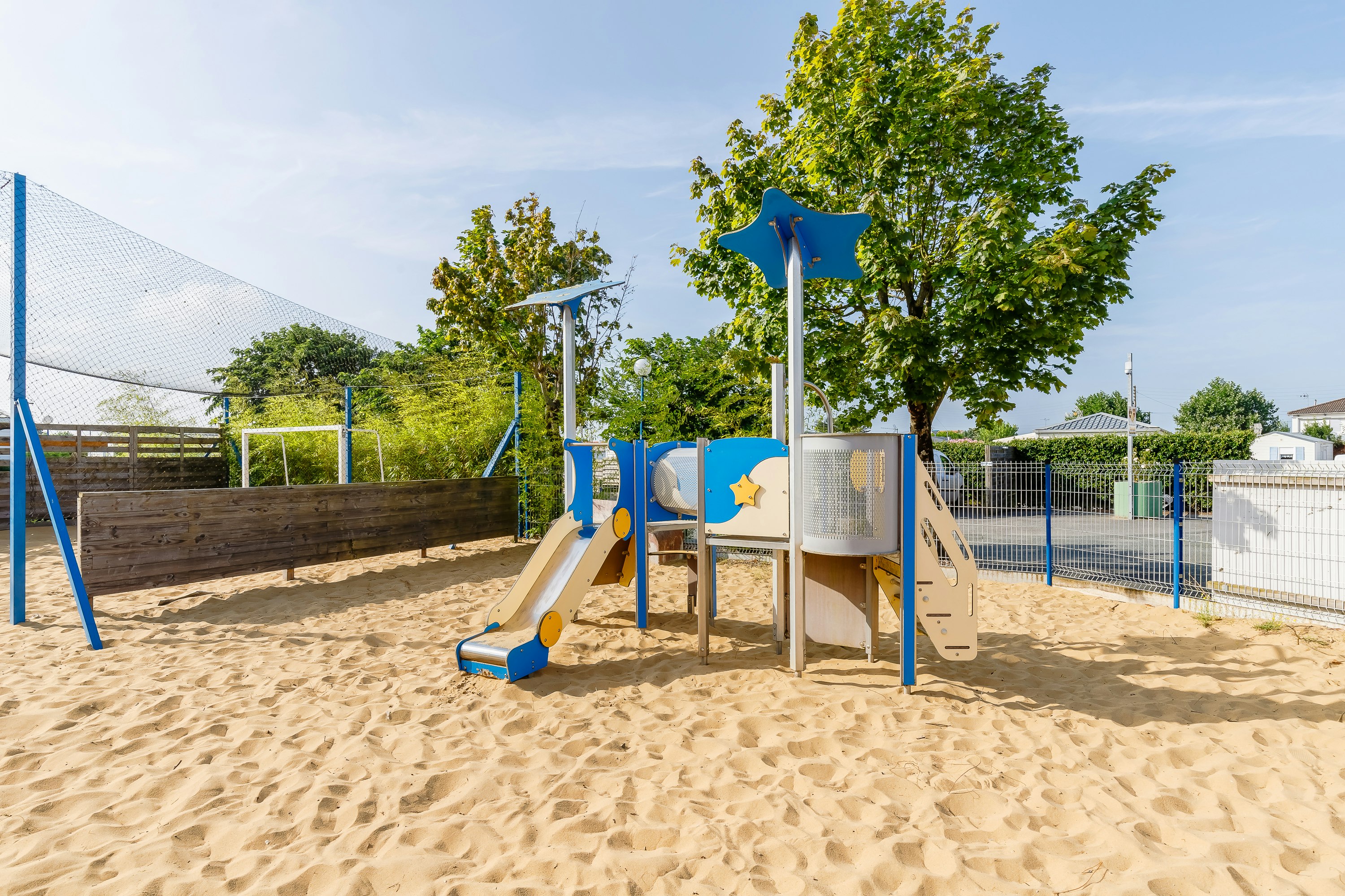 Camping Municipal de la Baie  Camping Bel Air Village La Baie  - Kinderspielplatz auf dem Campingplatz