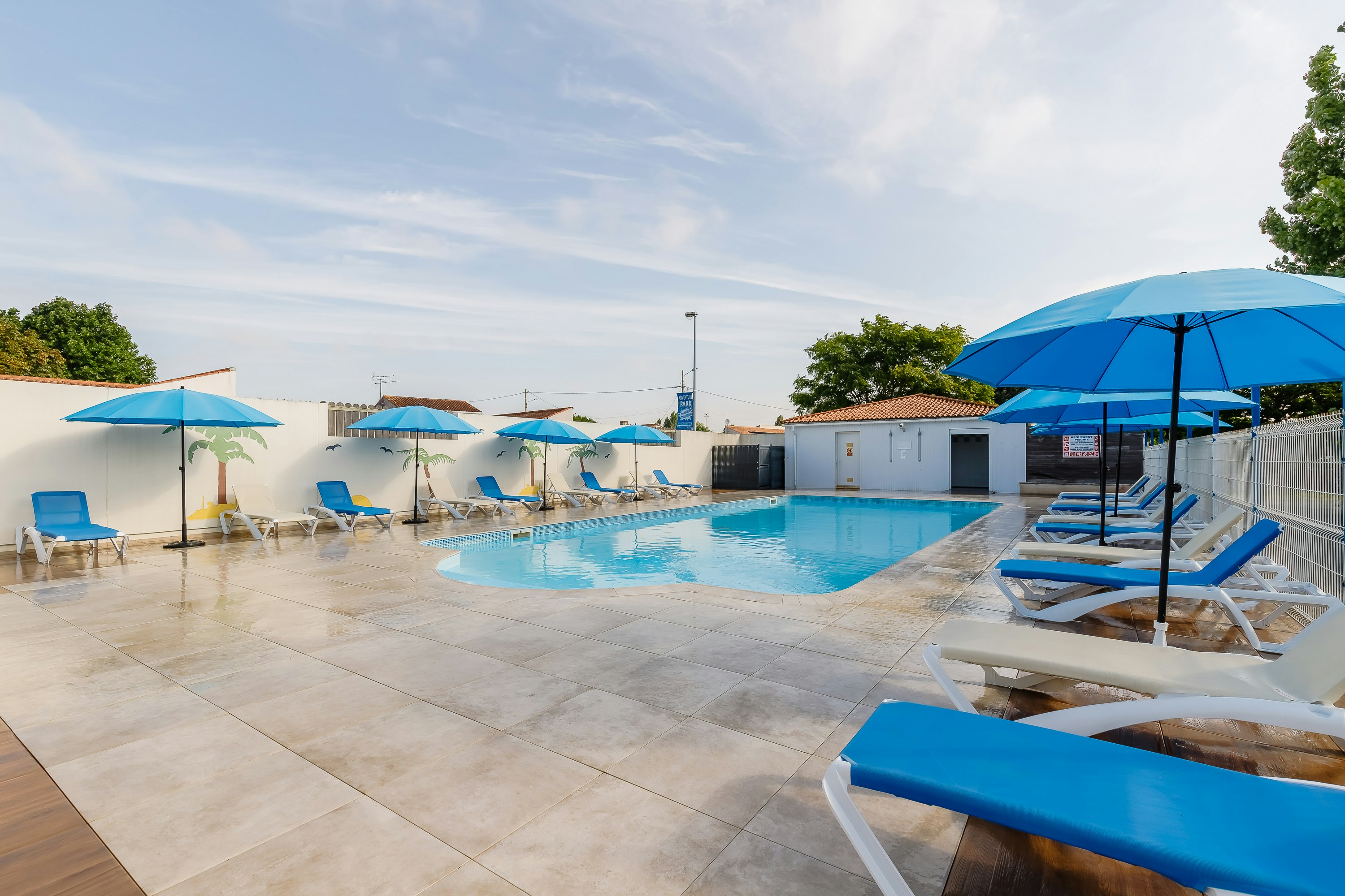 Camping Municipal de la Baie  Camping Bel Air Village La Baie  - Pool im Freien mit Liegestühlen und Sonnenschirmen