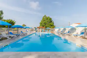 Camping Municipal de la Baie Camping Bel Air Village La Baie - Pool im Freien mit Liegestühlen und Sonnenschirmen