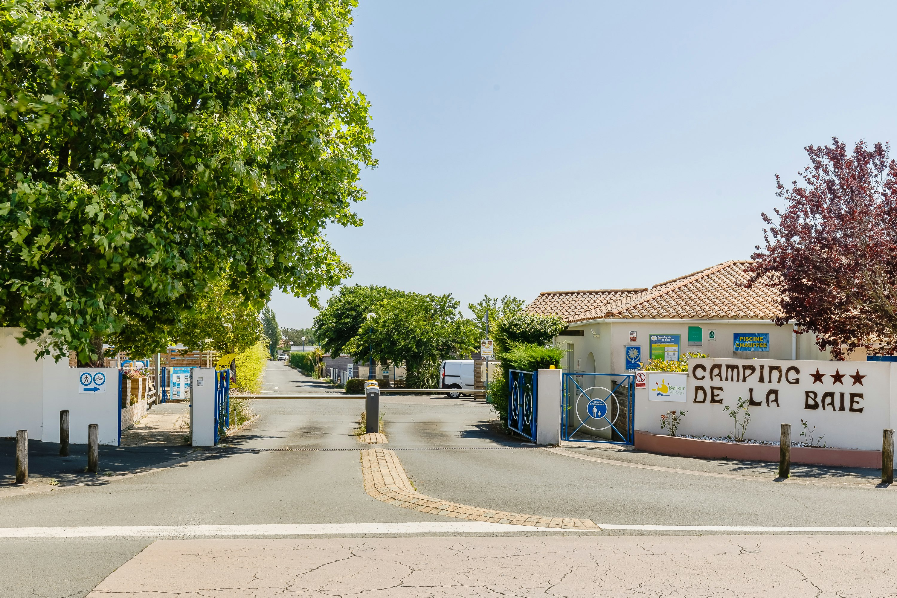 Camping Municipal de la Baie  Camping Bel Air Village La Baie - Eingang des Campingplatzes