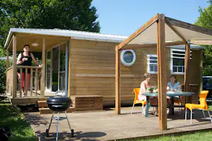 Camping Municipal de la Plage - Gäste beim Entspannen auf der Terrasse ihres Mobilheims