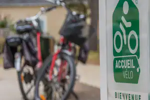Camping Municipal de la Route d'Or - Campingplatzanlage mit Fahrradständern für die Gäste