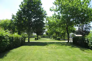 Camping Municipal de la Route d'Or - Leere Stellplätze auf der Wiese