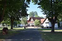 Camping Municipal de Molsheim - Garten mit Bäumen auf dem Campingplatz