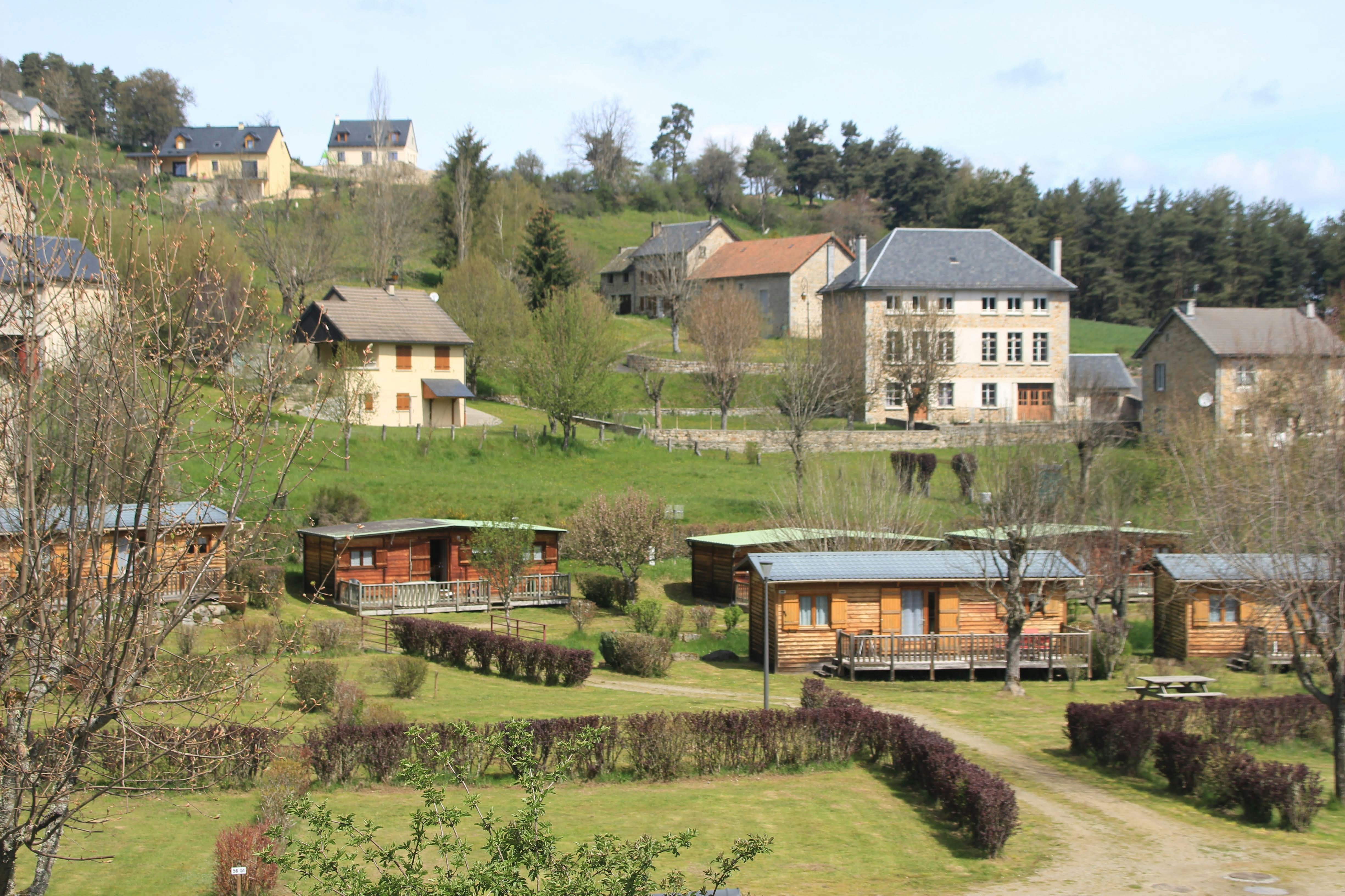 Camping Municipal de Saint Just - Blick auf die Standplätze und Mietunterkünfte des Campingplatzes