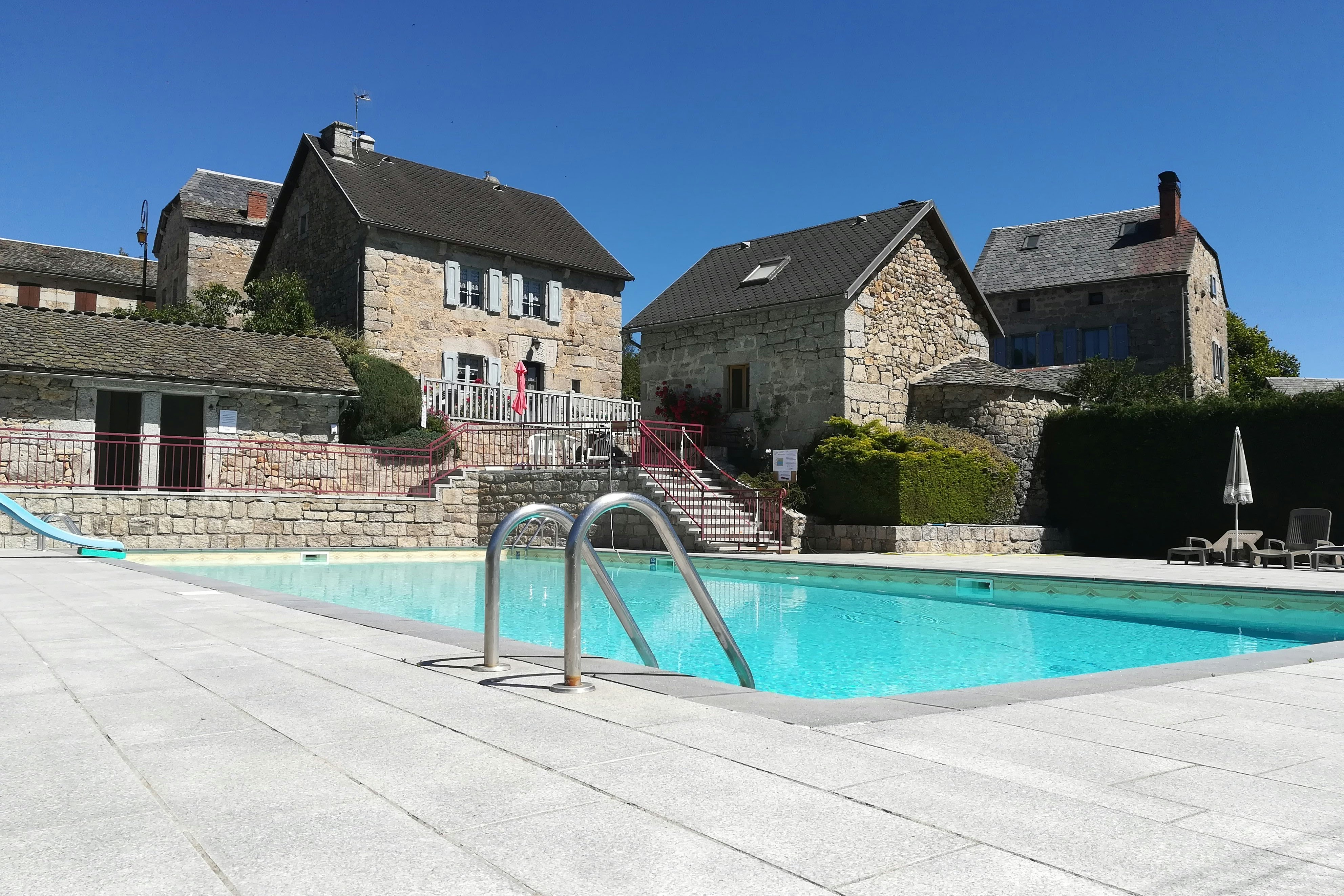 Camping Municipal de Saint Just - Poollandschaft mit Sonnenliegen