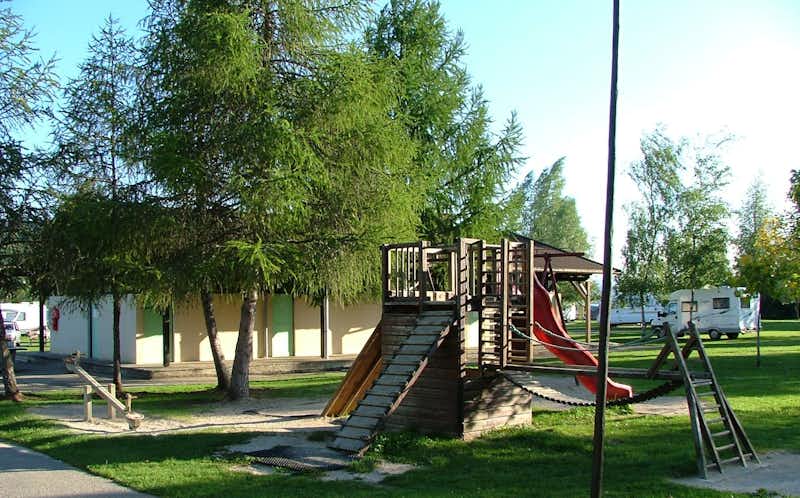 Camping Municipal de Saint-Point-Lac - Kinderspielplatz mit Klettergerüst auf dem Campingplatz
