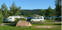 Camping Municipal de Saint-Point-Lac - Zeltplatz mit Stellplätzen im Hintergrund