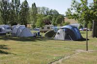 Camping Municipal de Sézanne - Zelte auf Stellplätzen