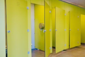 Camping Municipal des Bords de l'Aure - Innenansicht des Sanitärgebäudes