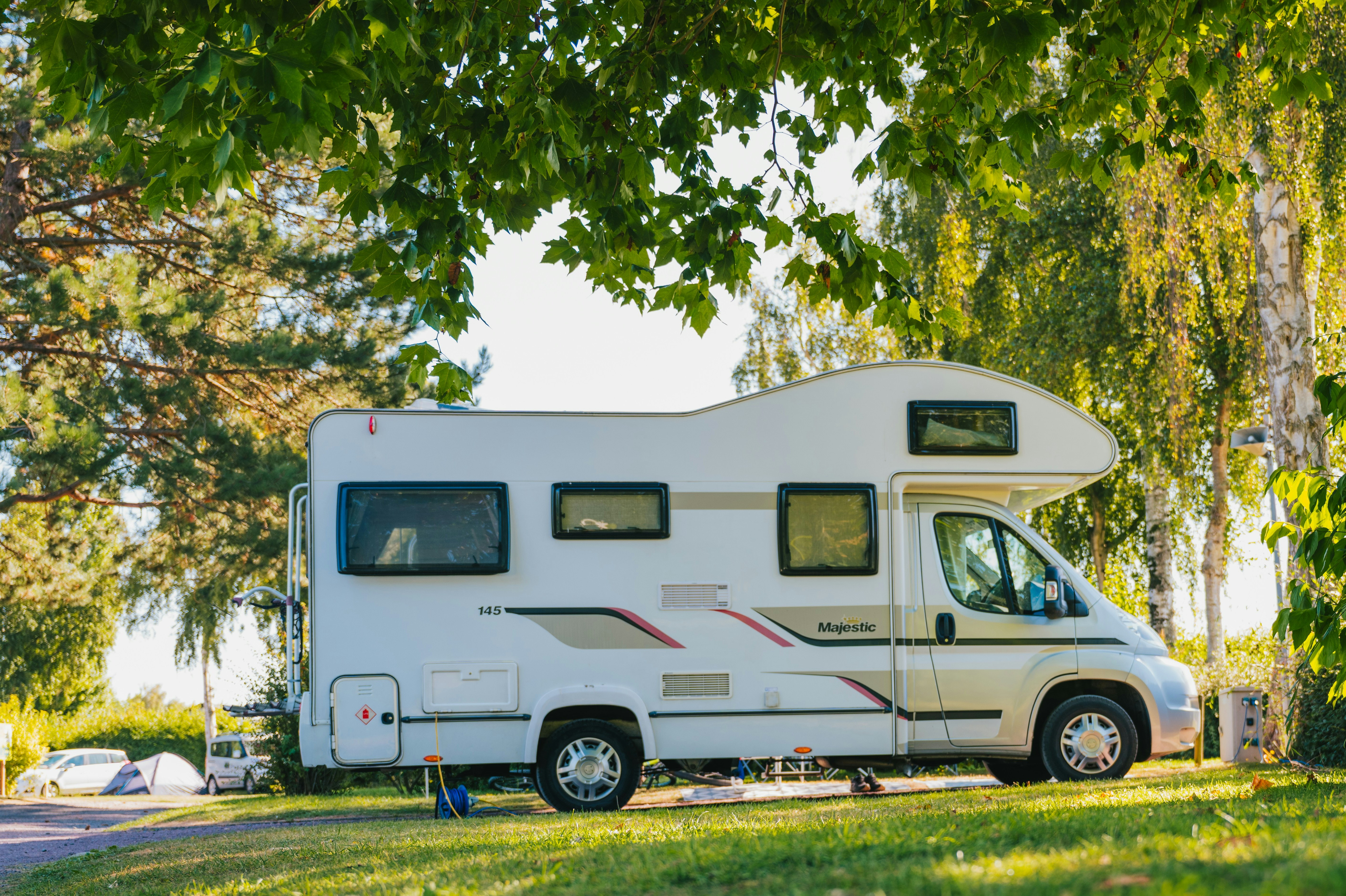 Camping Municipal des Bords de l'Aure - Standplätze im Grünen auf dem Campingplatz