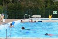 Camping Municipal du Bois Dinot - Gäste liegen am Pool in der Sonne