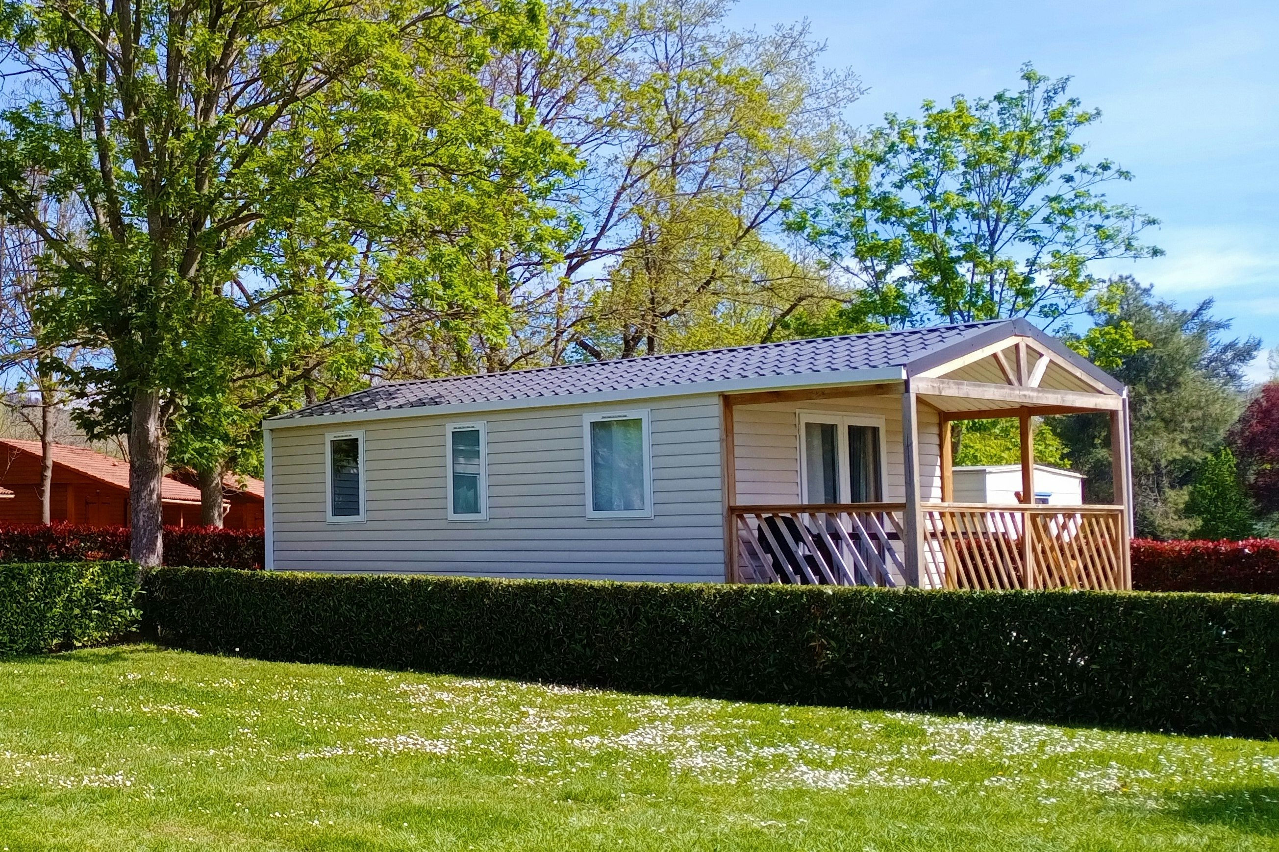 Camping Municipal du Mas  - Mobilheim mit Terrasse auf dem Campingplatz