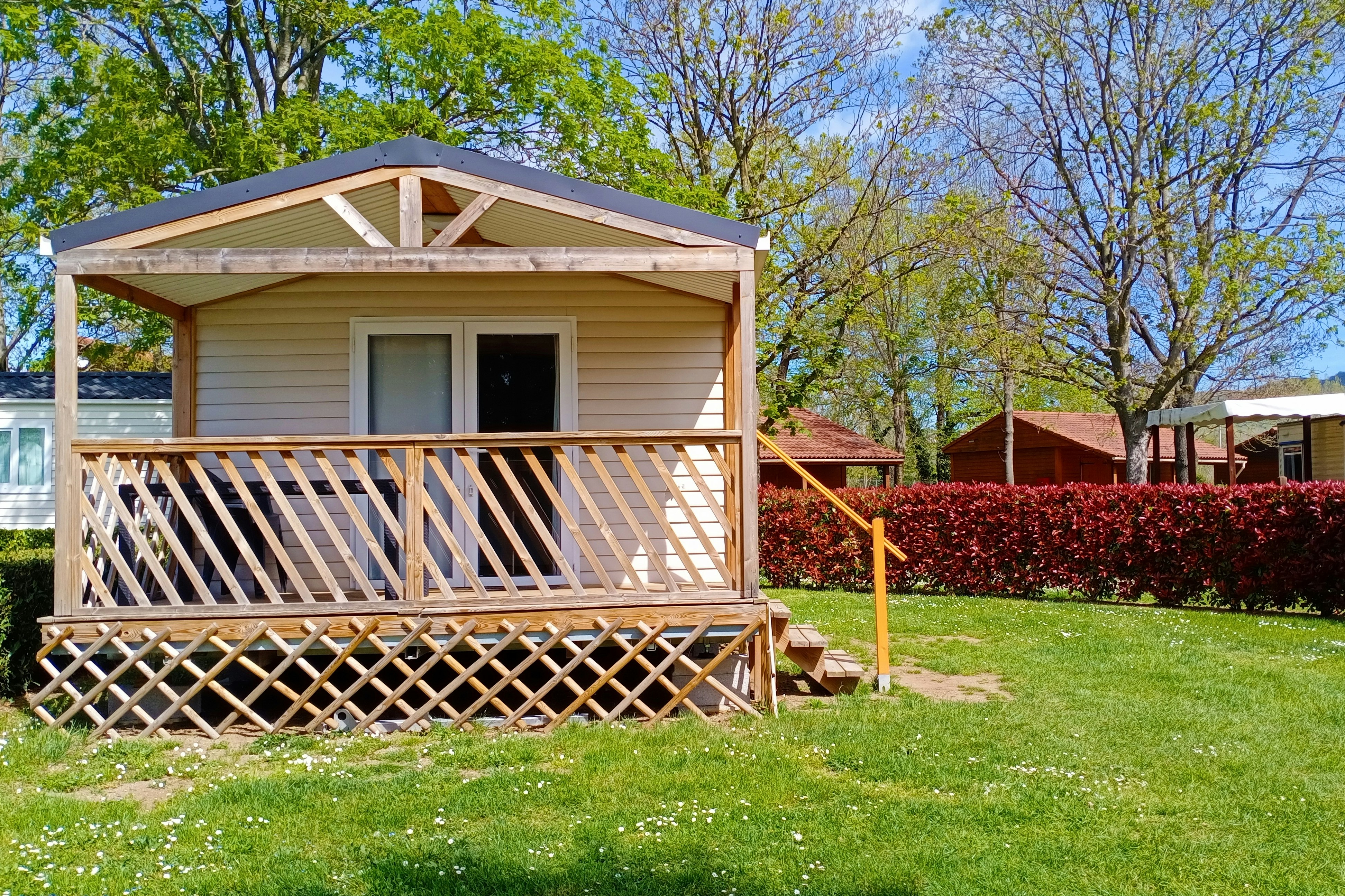 Camping Municipal du Mas  - Mobilheim mit Terrasse auf dem Campingplatz
