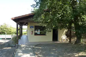 Camping Municipal du Plan d'Eau - Das Sanitärgebäude von aussen