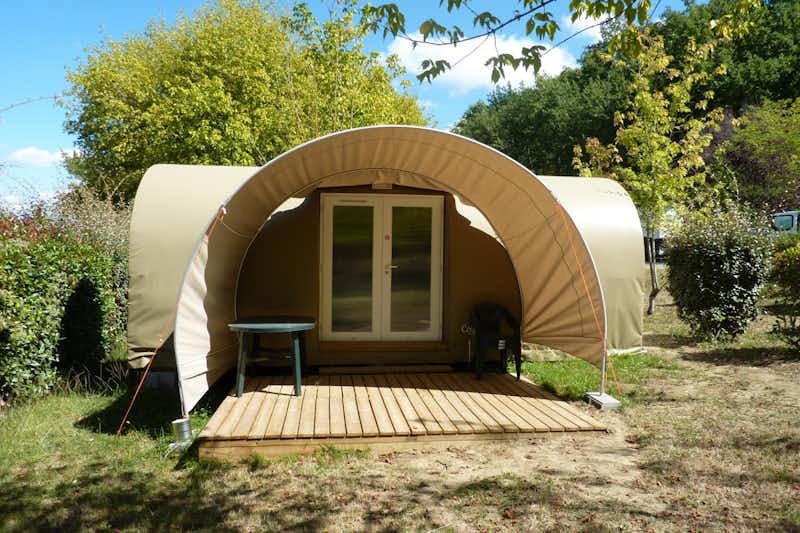 Camping Municipal du Plan d'Eau - Glamping Mobilheim mit überdachter Veranda auf dem Campingplatz