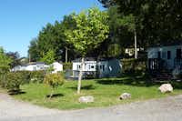 Camping Municipal du Plan d'Eau - Mobilheime mit Veranden auf dem Campingplatz