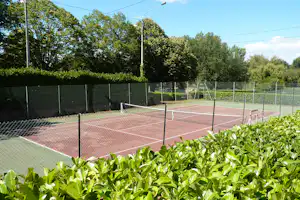 Camping Municipal du Plan d'Eau - Tennisplatz auf dem Campinggelände