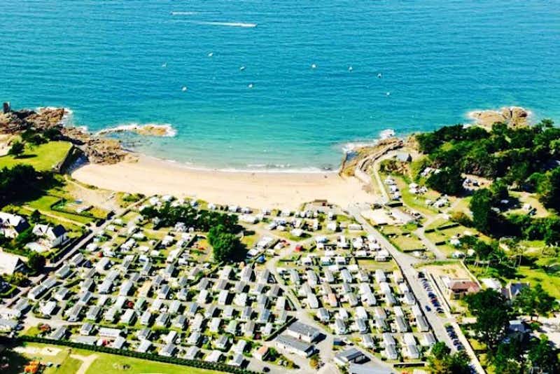 Camping Municipal du Port Blanc  -  Luftaufnahme vom Campingplatz mit Strand am Ärmelkanal