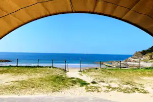 Camping Municipal du Port Blanc - Blick vom Stellplatz auf den Strand am Ärmelkanal