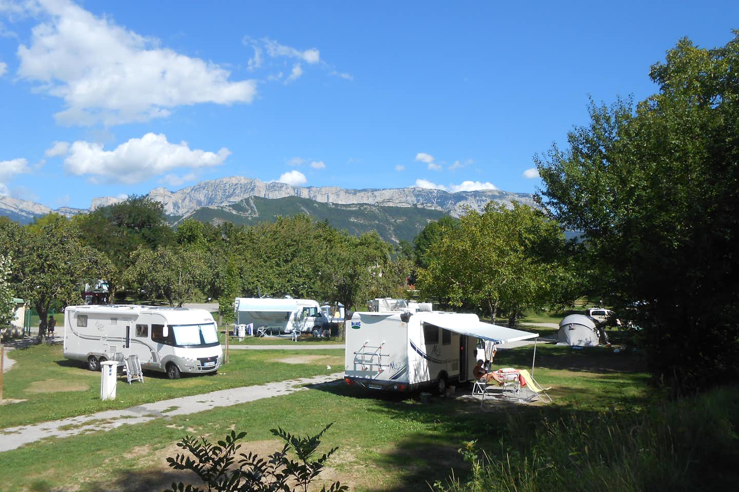 Camping Municipal Justin - Wohnmobil- und  Wohnwagenstellplätze auf der Wiese