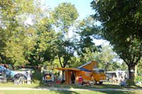 Camping Municipal Justin - Wohnmobil- und  Wohnwagenstellplätze im Schatten der Bäume