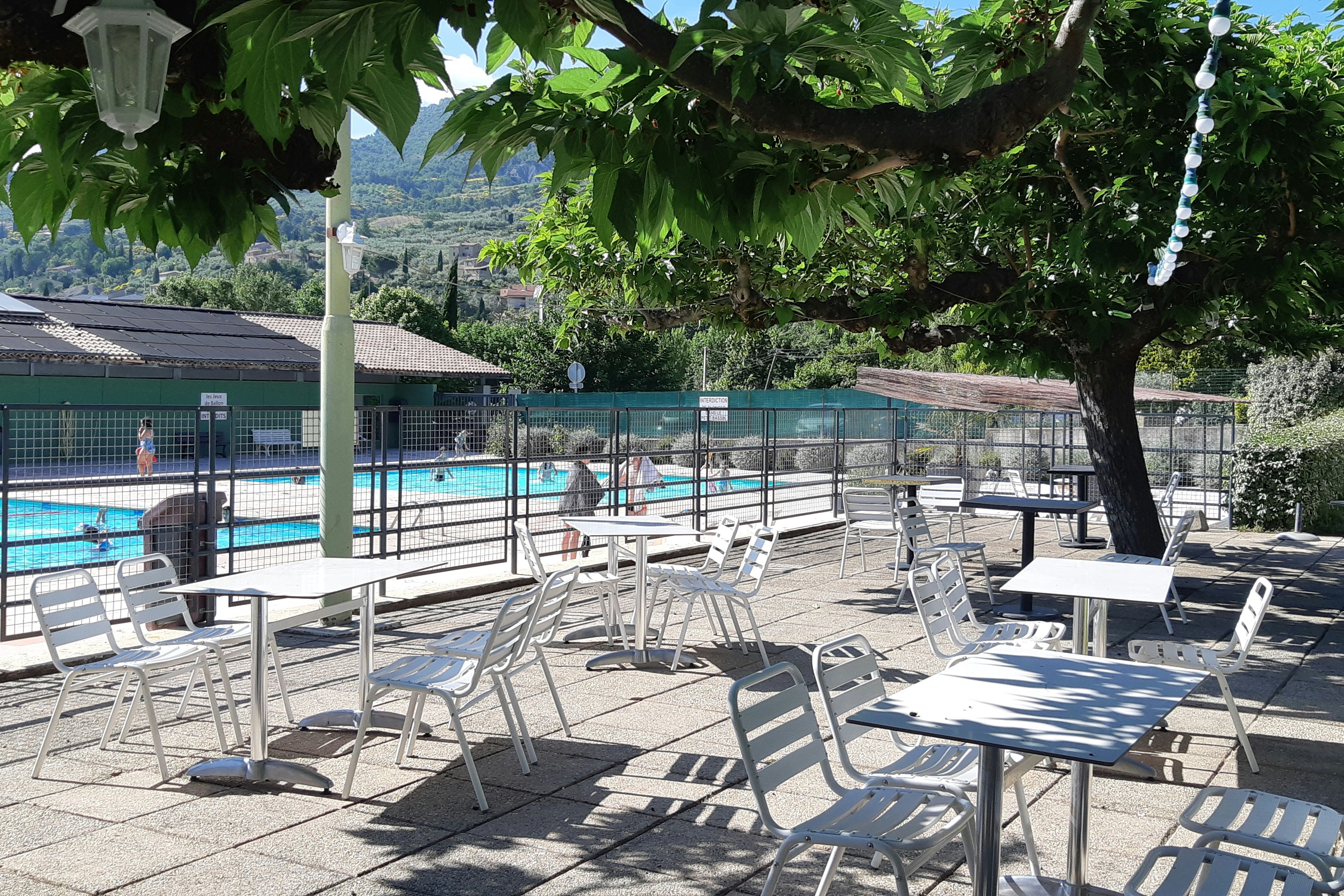 Camping Municipal Le Jalinier - Terrasse direkt am Pool auf dem Campingplatz