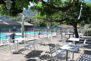Camping Municipal Le Jalinier - Terrasse direkt am Pool auf dem Campingplatz