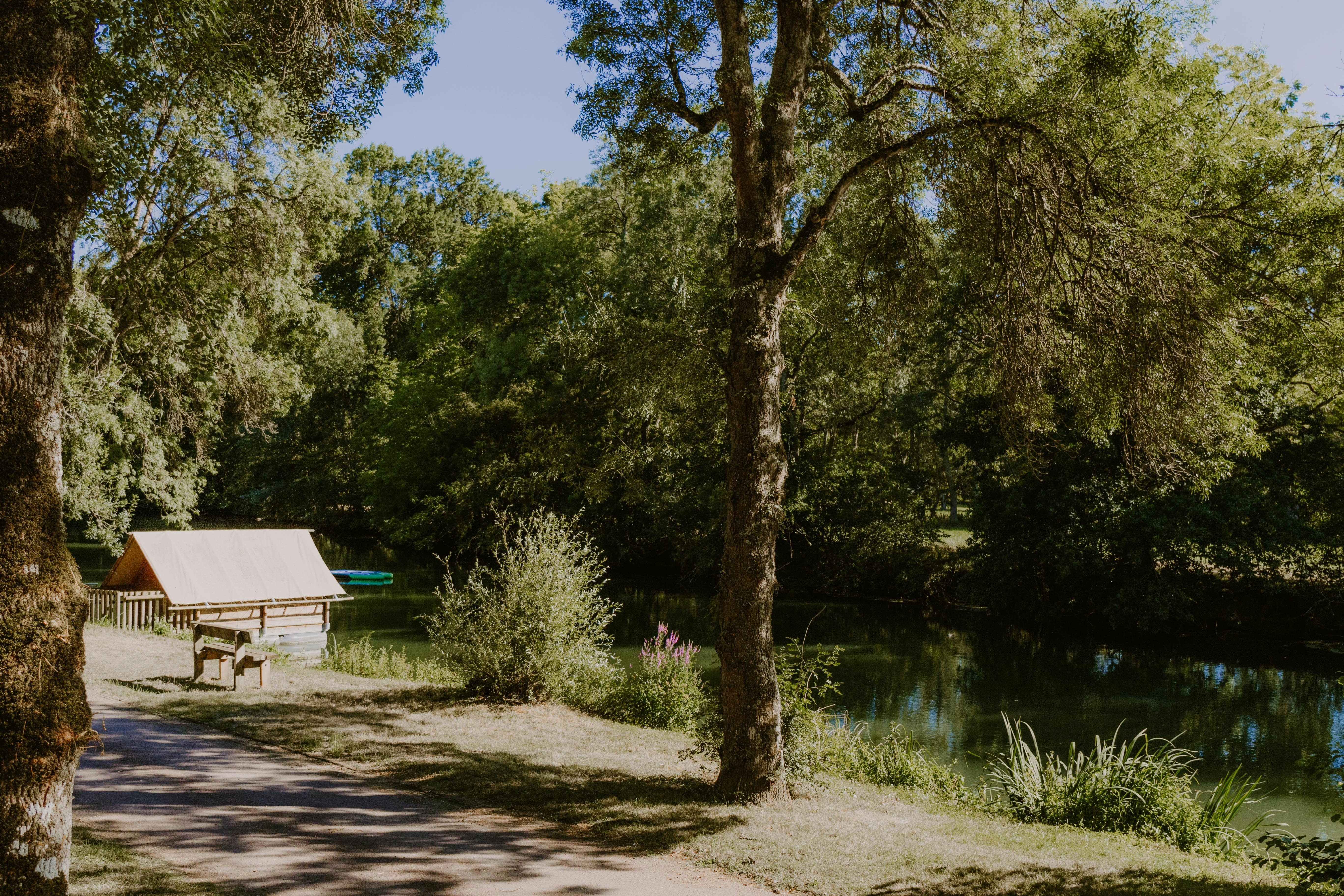 Camping Le Sabot  Camping Municipal Le Sabot - Blick auf den Fluss, der direkt am Campingplatz vorbeiführt