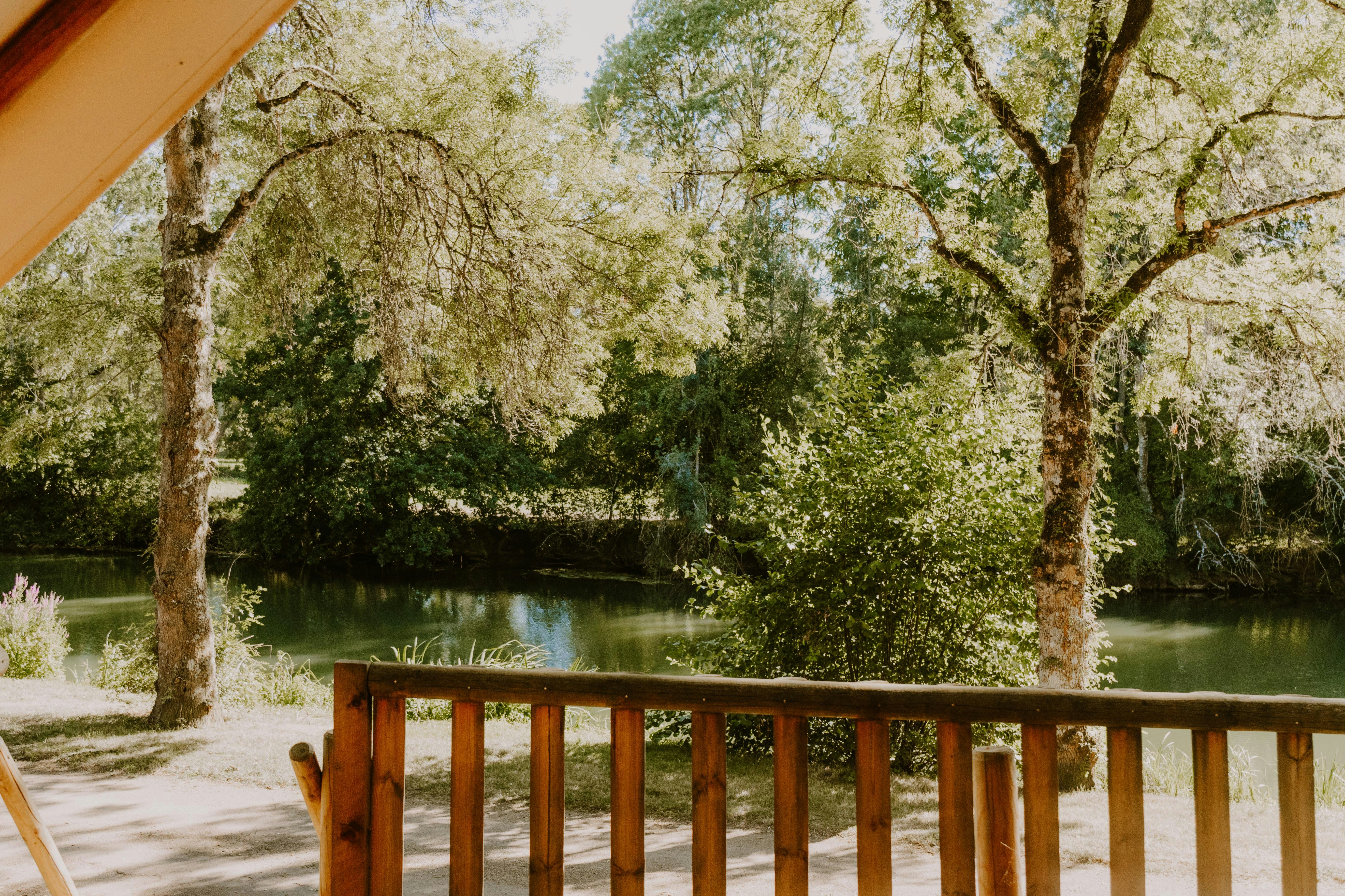 Camping Le Sabot  Camping Municipal Le Sabot - Blick von der Terrasse einer Mietunterkunft auf das Wasser