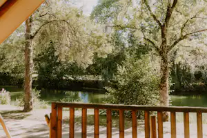 Camping Le Sabot Camping Municipal Le Sabot - Blick von der Terrasse einer Mietunterkunft auf das Wasser