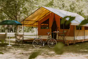 Camping Le Sabot Camping Municipal Le Sabot - mietbares, komfortables, geräumiges Wohnzelt mit überdachter Terrasse, Sonnenschirm und Sitzgelegenheiten