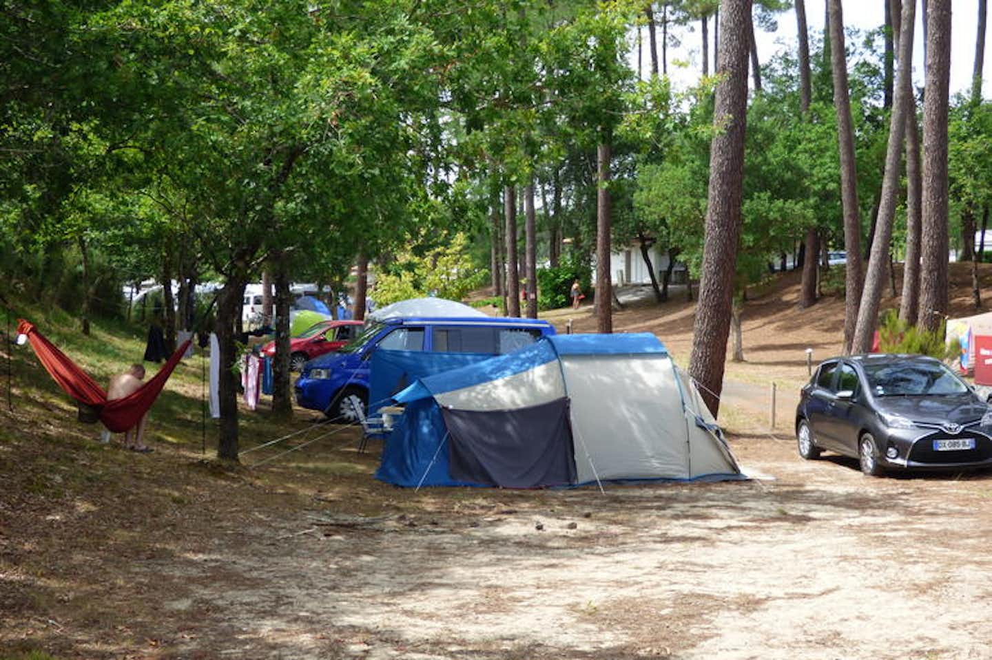 Camping Municipal Le Tatiou  -  Wohnwagen- und Zeltstellplatz vom Campingplatz zwischen Bäumen